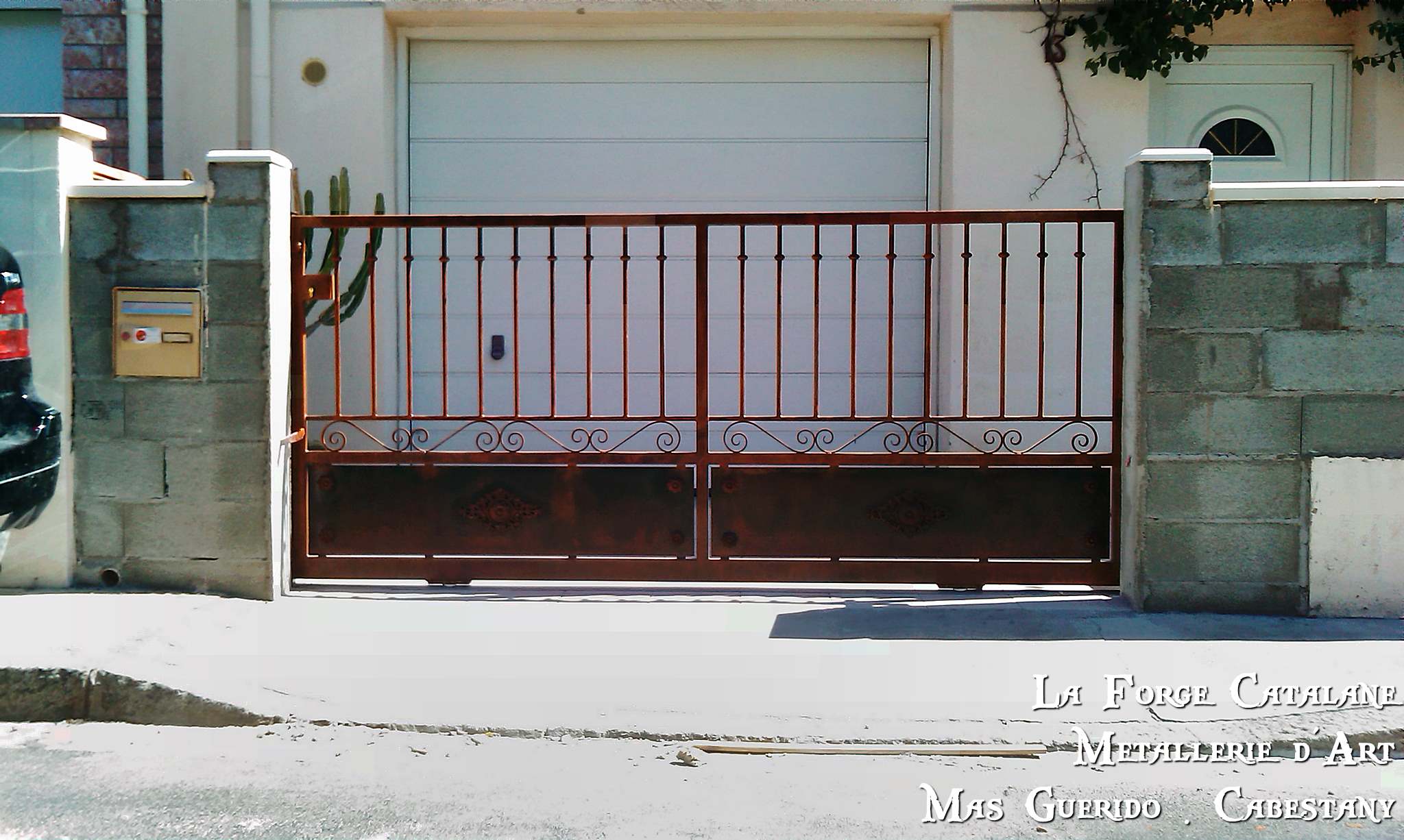 portail soubassement tole palmettes et rosaces fonte forge catalane.jpg